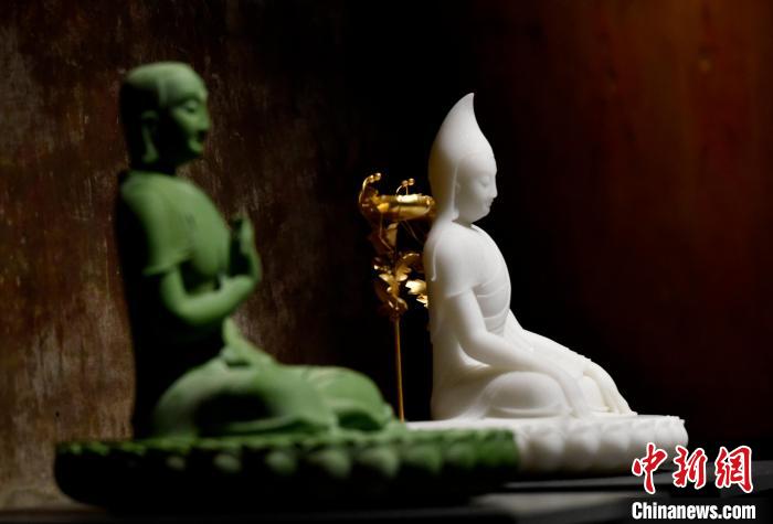圖為展覽中圍繞西藏歷史與傳統(tǒng)創(chuàng)作的雕塑作品?！±盍?攝