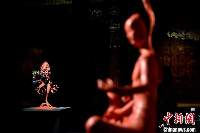 圖為展覽中圍繞西藏歷史與傳統(tǒng)創(chuàng)作的雕塑作品?！±盍?攝