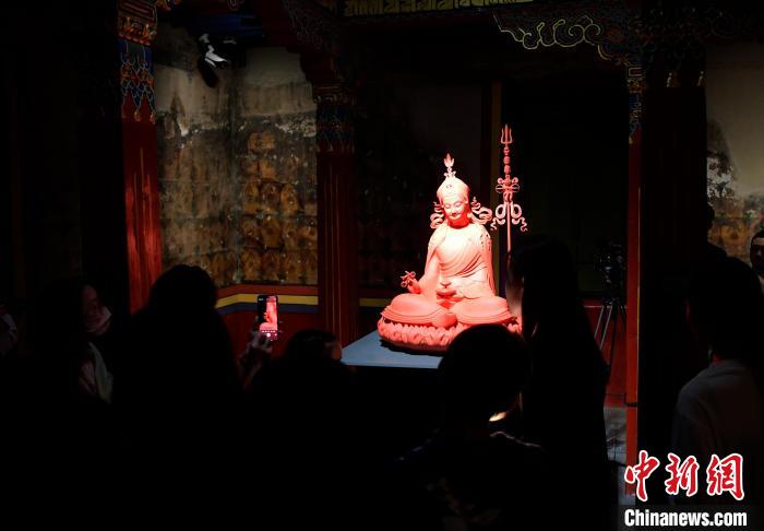 圖為觀眾正在欣賞展覽中的雕塑作品。　李林 攝