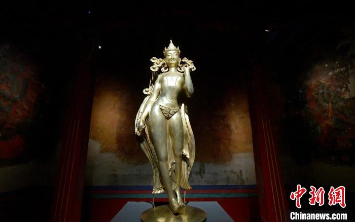 圖為展覽中圍繞西藏歷史與傳統(tǒng)創(chuàng)作的雕塑作品《八萬(wàn)四千年》?！±盍?攝