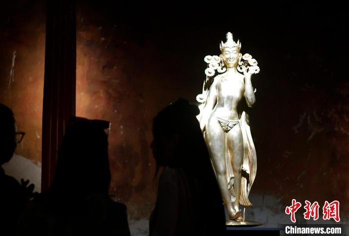 圖為觀眾正在欣賞展覽中的雕塑作品《八萬(wàn)四千年》?！±盍?攝