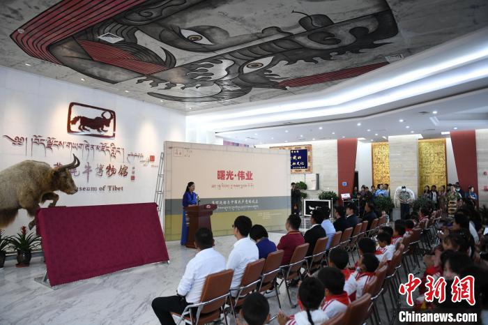 圖為《曙光·偉業(yè)——五四運(yùn)動(dòng)與中國共產(chǎn)黨的成立》“七一”特展開幕儀式現(xiàn)場?！∝暩聛硭?攝