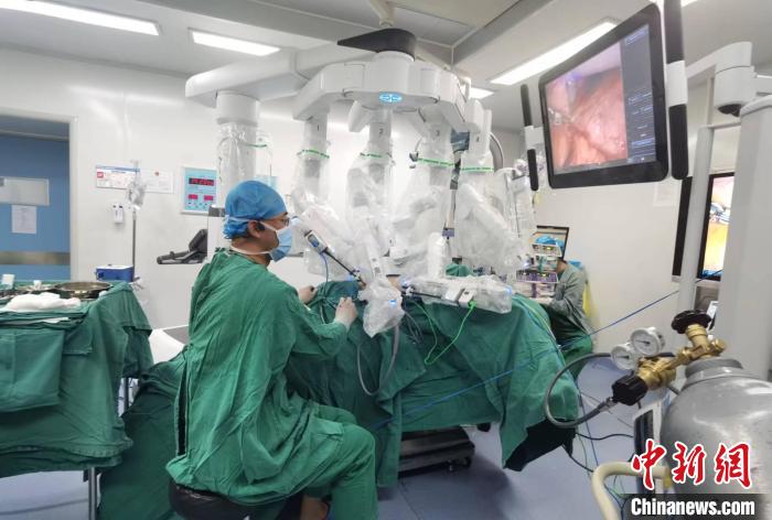 圖為援藏主任郝一昌協(xié)助進行達芬奇機器人手術(shù)?！∥鞑刈灾螀^(qū)人民醫(yī)院供圖