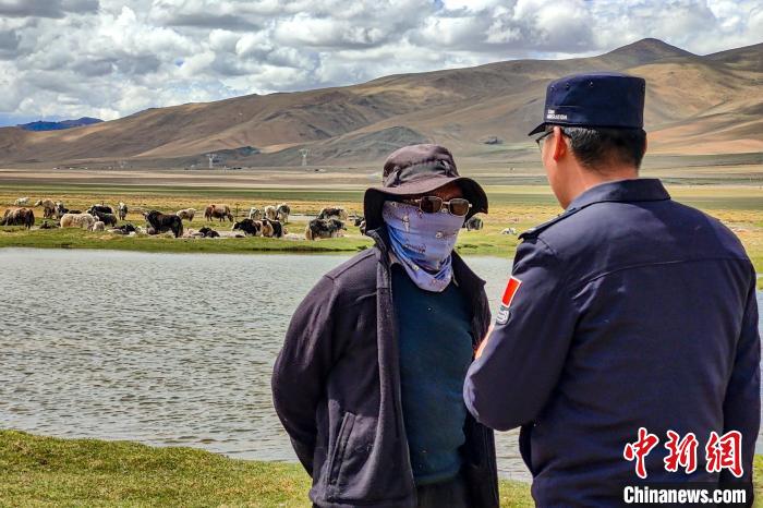 資料圖為民警何宗源在公珠湖了解牧民情況?！↓埿▲P 攝