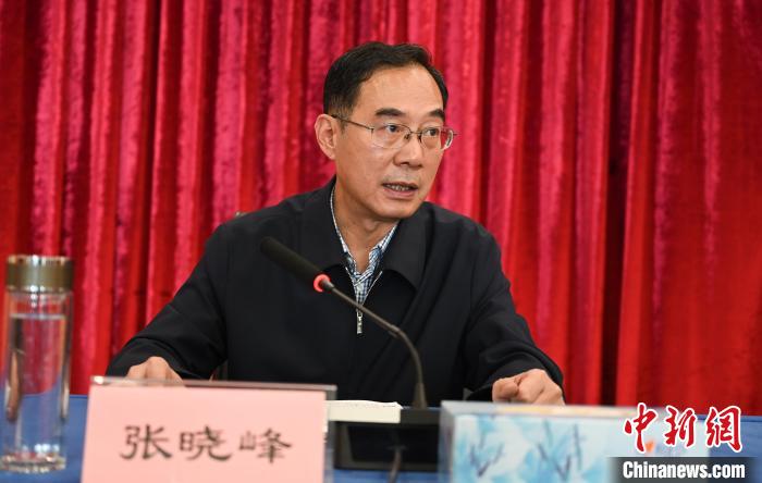 圖為西藏自治區(qū)黨委宣傳部副部長、西藏廣播電視臺黨組書記張曉峰致辭?！≮w朗 攝