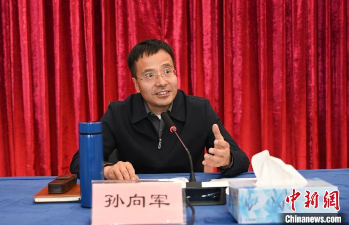 圖為西藏自治區(qū)黨委宣傳部副部長、自治區(qū)社科院黨組書記孫向軍主持活動?！≮w朗 攝