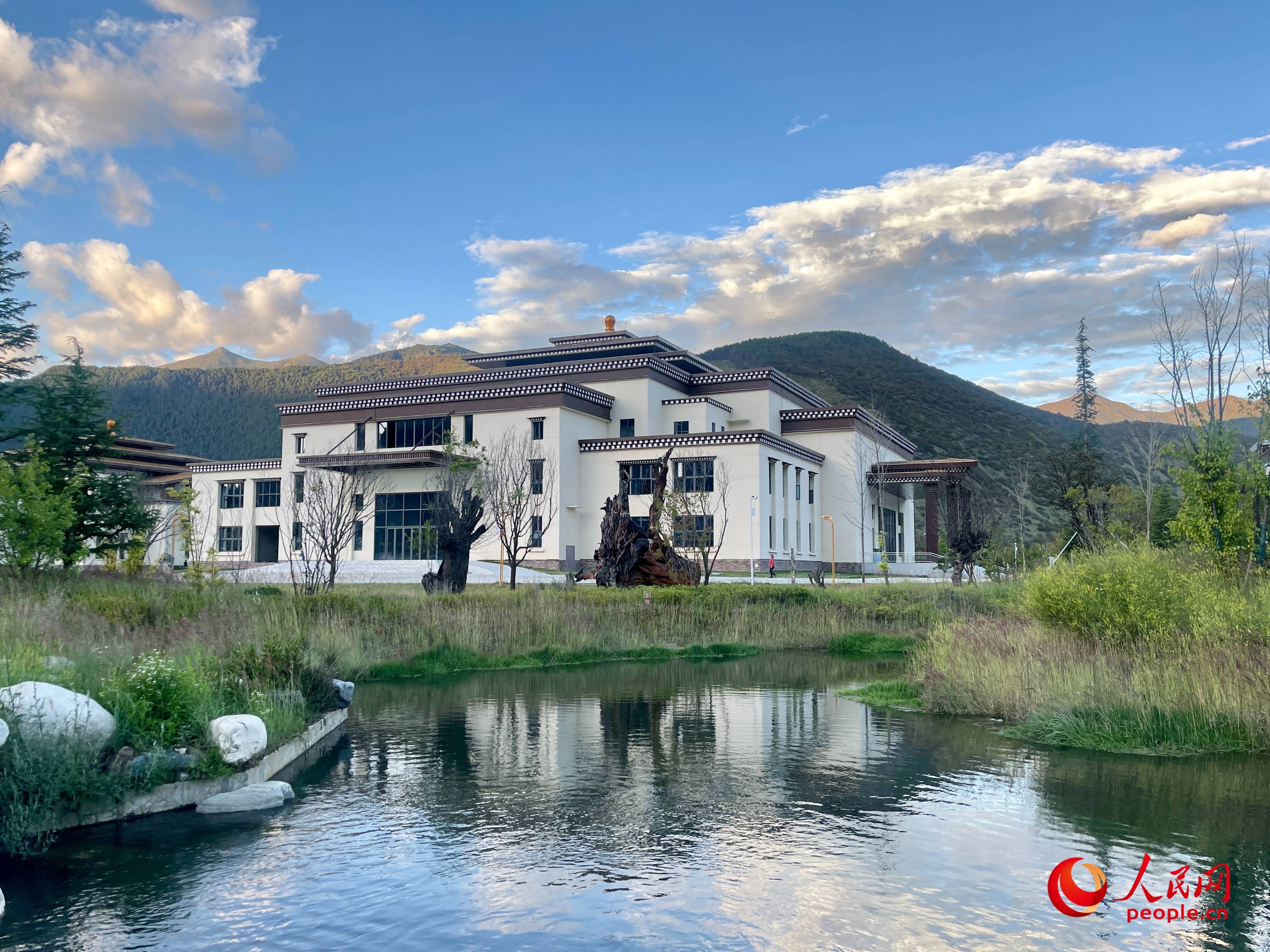 工布公園猶如一幅優(yōu)美畫卷，讓人流連忘返。人民網(wǎng) 周靜圓攝