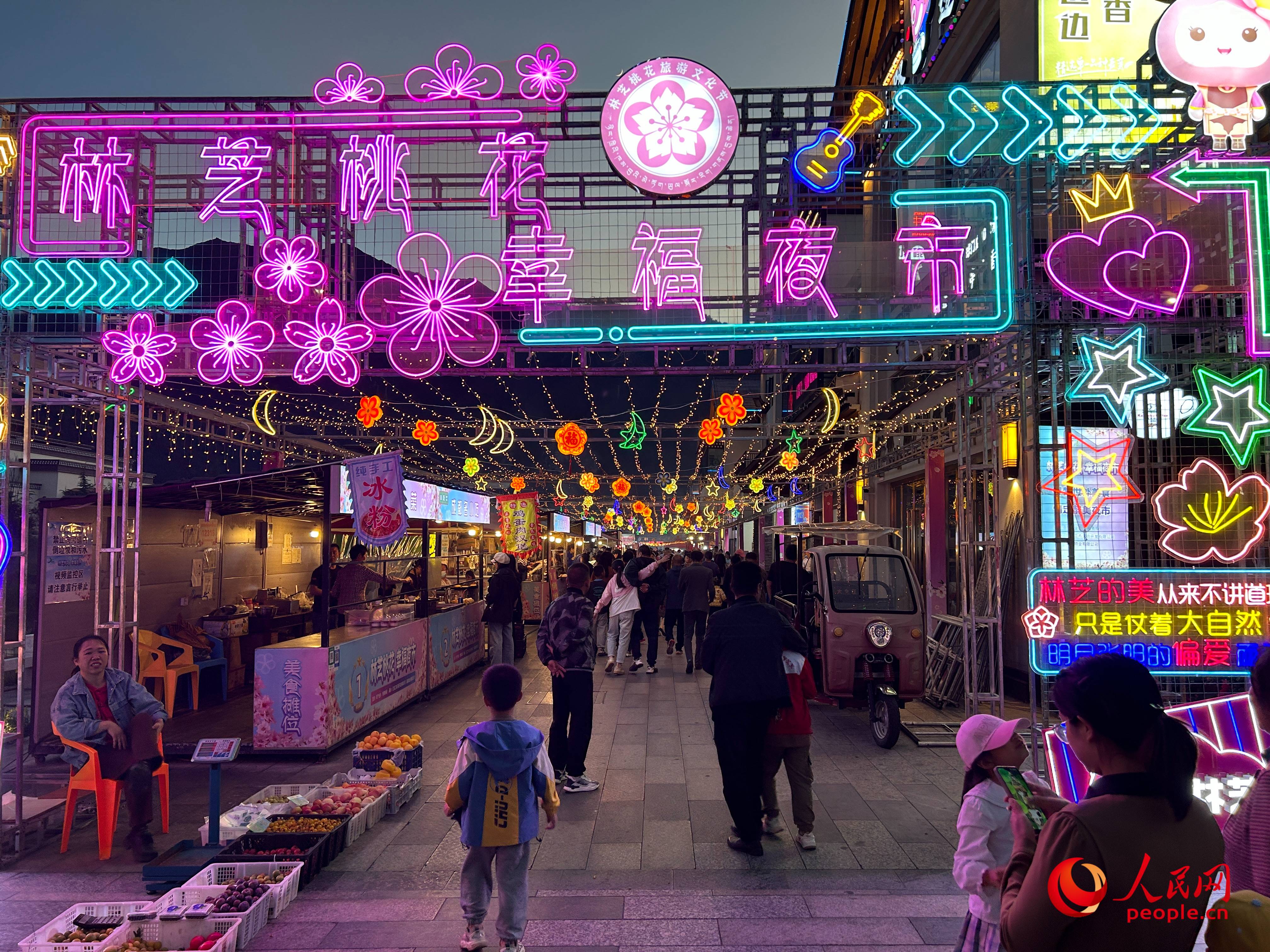 工布公園里的夜市，人來人往。人民網(wǎng) 周靜圓攝