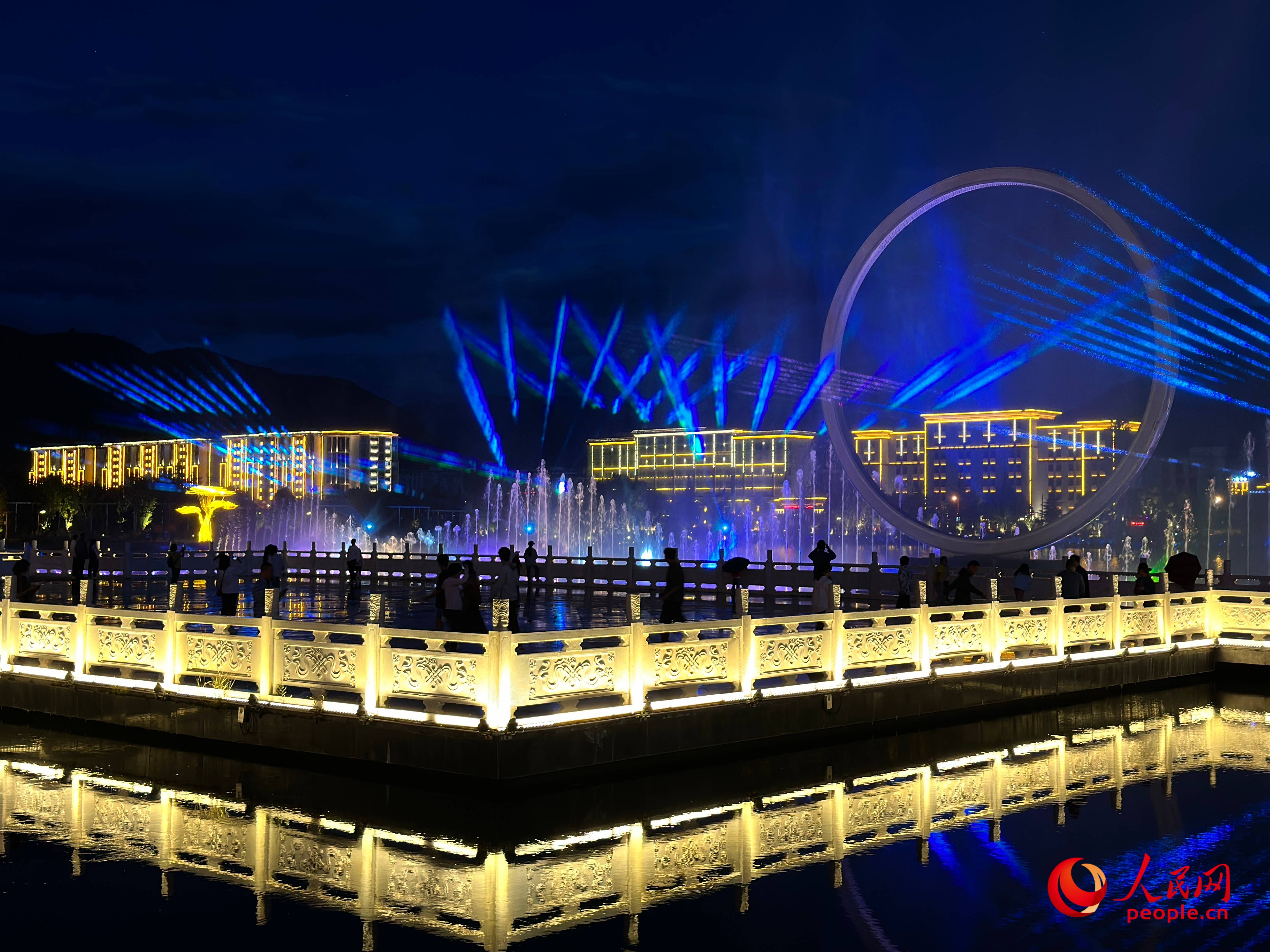 工布公園的音樂水秀噴泉，吸引市民和游客前來拍照打卡。人民網(wǎng) 周靜圓攝