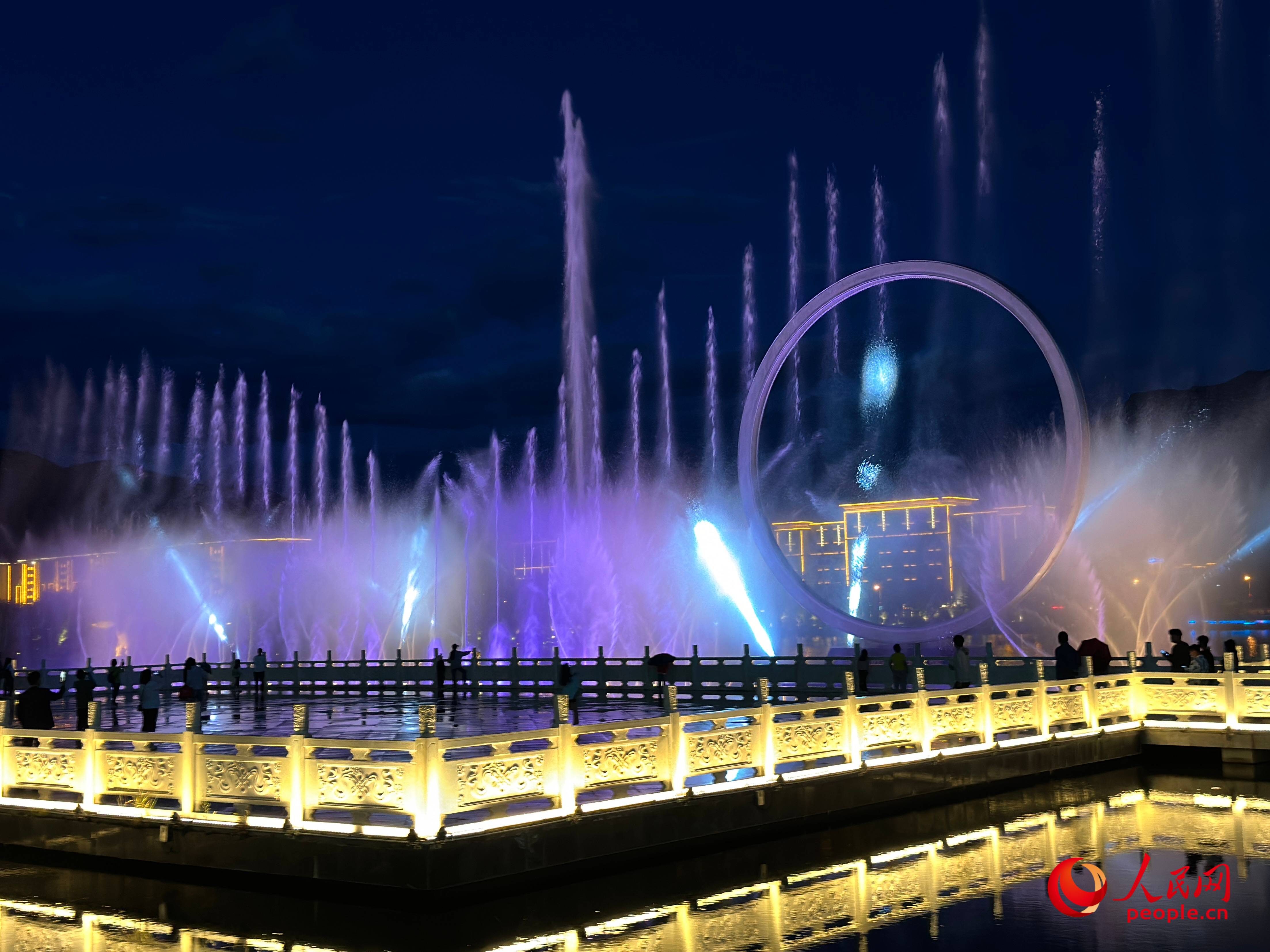 工布公園的音樂水秀噴泉，吸引市民和游客前來拍照打卡。人民網(wǎng) 周靜圓攝