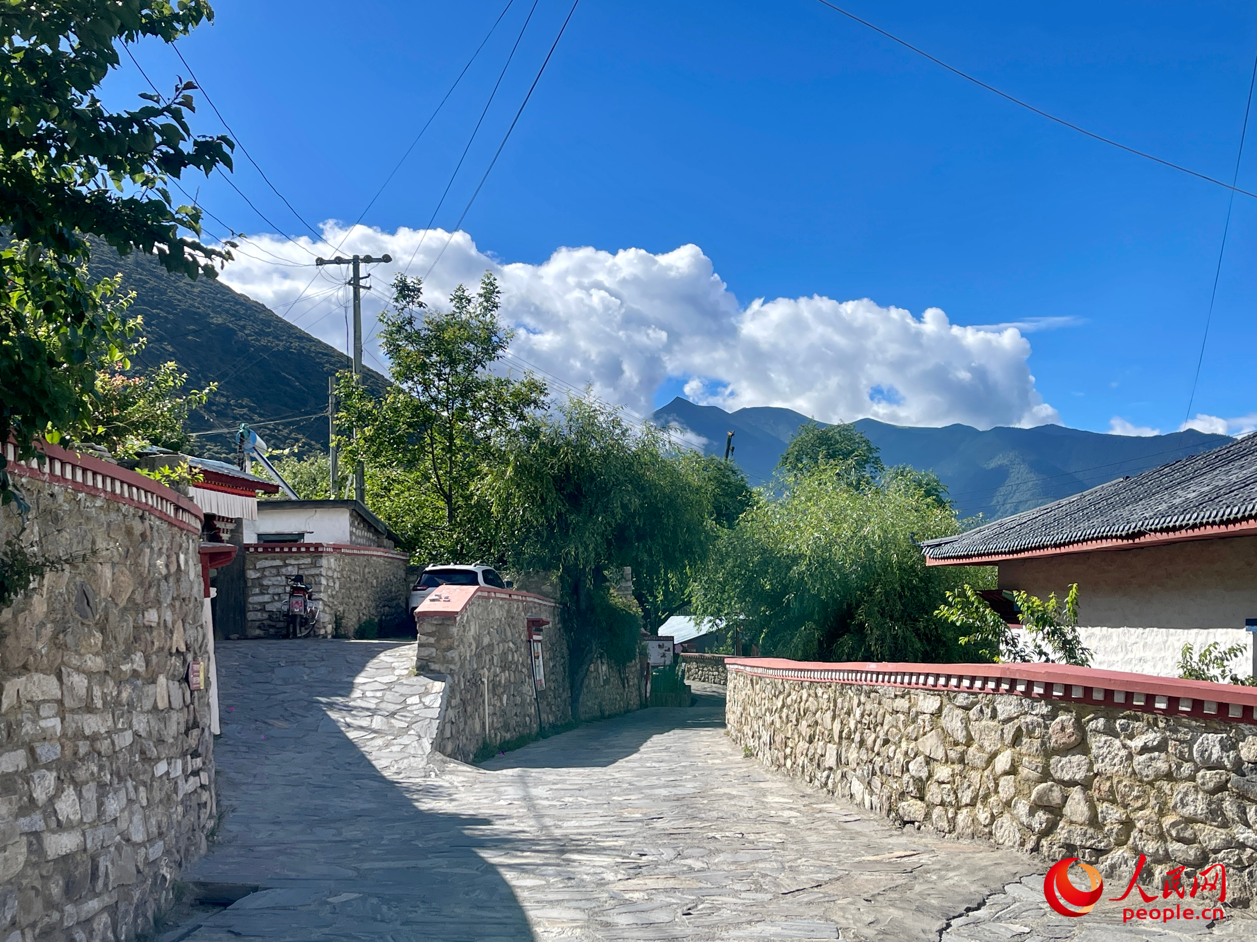 嘎拉村的村貌。人民網(wǎng) 周靜圓攝