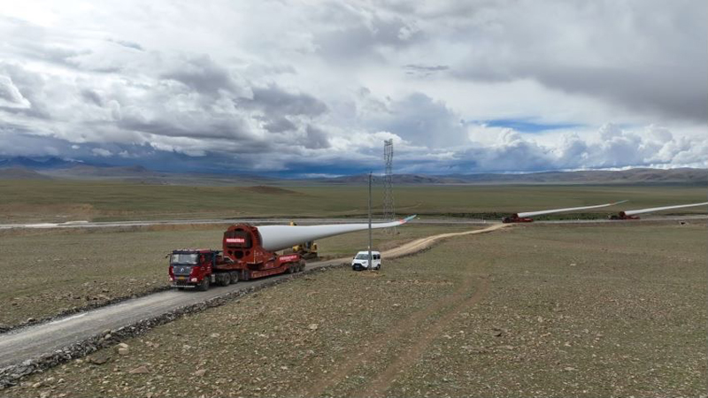 西藏措美哲古風(fēng)電場首批3.6兆瓦風(fēng)電機(jī)組運(yùn)輸。受訪者供圖