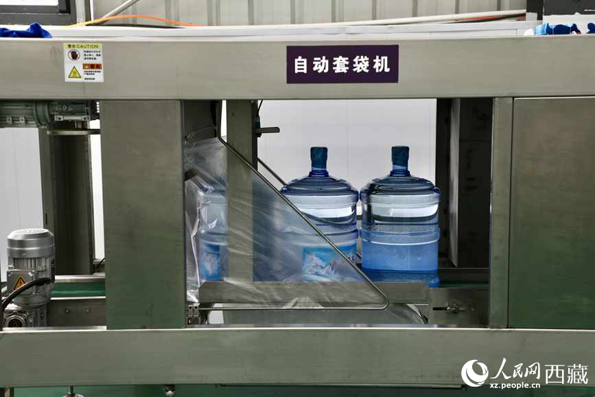 “色達(dá)牙泉”礦泉水（桶裝水）生產(chǎn)加工基地。人民網(wǎng)記者 次仁羅布攝