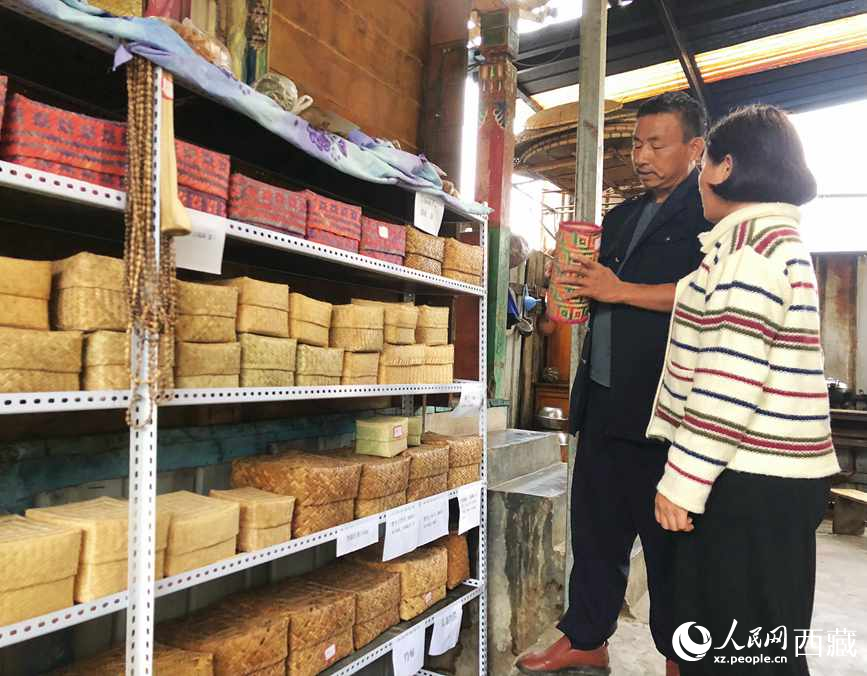 愛(ài)明（左一）給游客介紹藤竹產(chǎn)品。