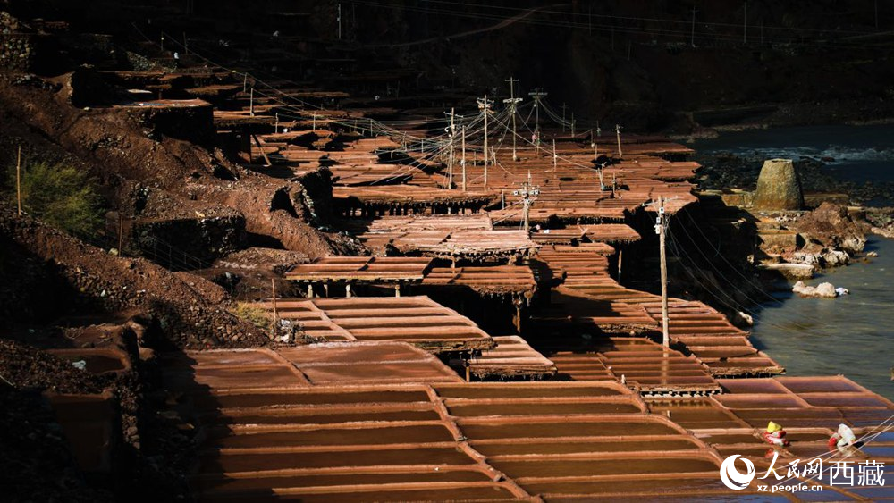 大大小小數(shù)千塊鹽田，形成一道絕美的風景線。人民網(wǎng)記者 次仁羅布攝