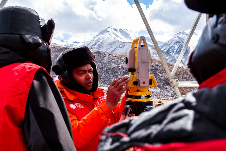 2023年11月30日，西藏自治區(qū)那曲市索縣榮布至丁青縣巴達(dá)35千伏線路工程負(fù)責(zé)人黃小洪（左二）現(xiàn)場(chǎng)開展線路弧測(cè)量教學(xué)。趙清鵬攝