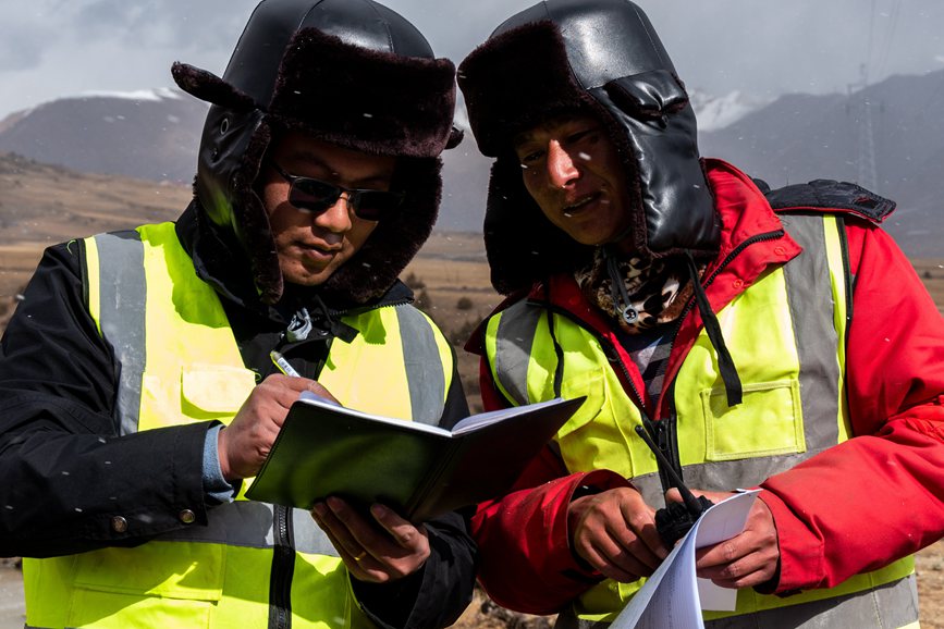 2023年11月30日，西藏自治區(qū)那曲市索縣榮布至丁青縣巴達(dá)35千伏線路工程施工現(xiàn)場(chǎng)人員正在開展現(xiàn)場(chǎng)作業(yè)。趙清鵬攝