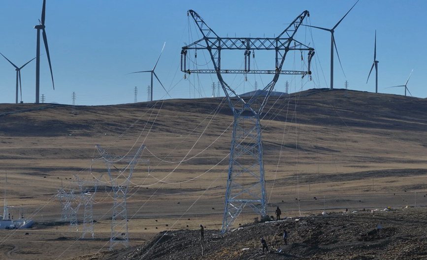 那曲市色尼區(qū)國能100兆瓦風(fēng)電11千伏送電工程現(xiàn)場(chǎng)。拉巴平措攝