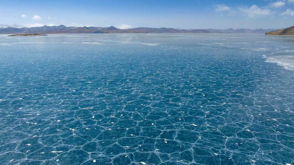 冬日西藏湖泊結(jié)成“藍(lán)色寶石”【3】