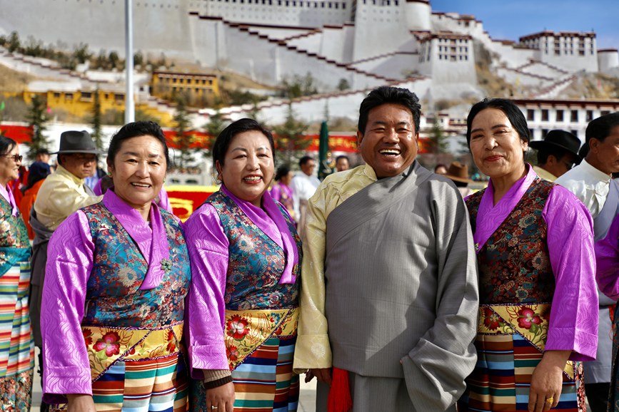 干部群眾身著盛裝在布達(dá)拉宮廣場留影。