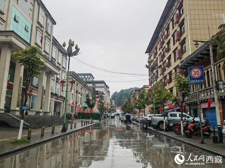 如今的墨脫縣城一應(yīng)俱全。人民網(wǎng) 李海霞攝