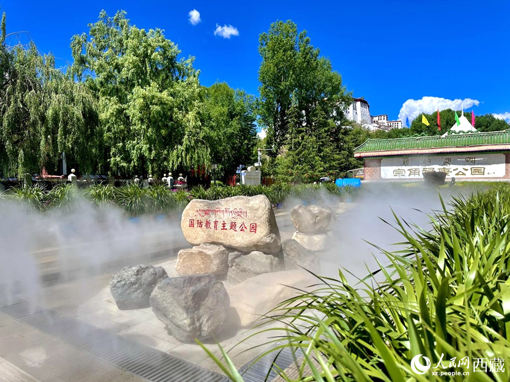 布達(dá)拉宮腳下的宗角祿康公園。