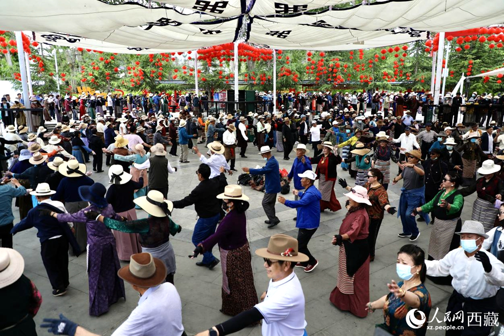 市民在公園內(nèi)跳鍋莊舞。