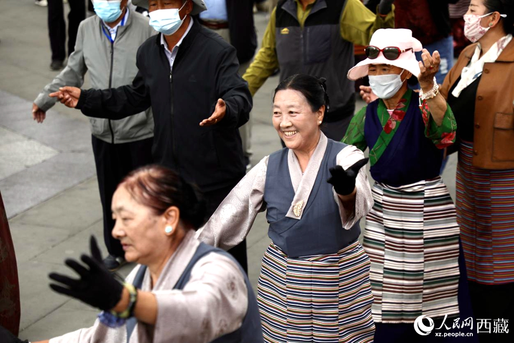 市民在公園內(nèi)跳鍋莊舞。