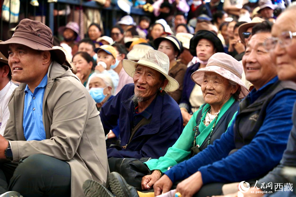 當?shù)厝罕姾陀慰陀^看藏戲演出。