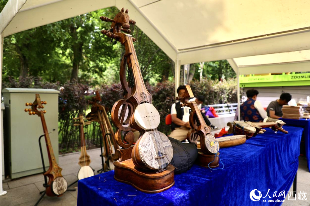 拉薩非遺集市上的扎念琴。