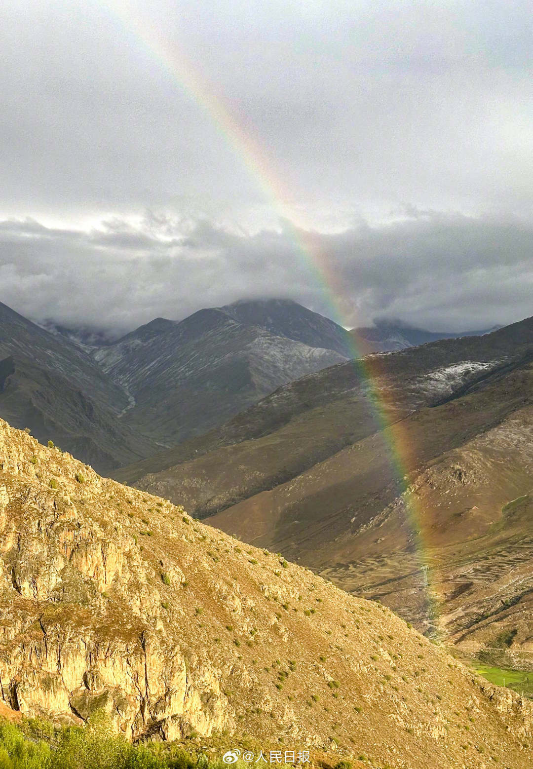 接好運(yùn)！青藏高原現(xiàn)巨大彩虹橋
