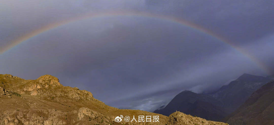 接好運(yùn)！青藏高原現(xiàn)巨大彩虹橋