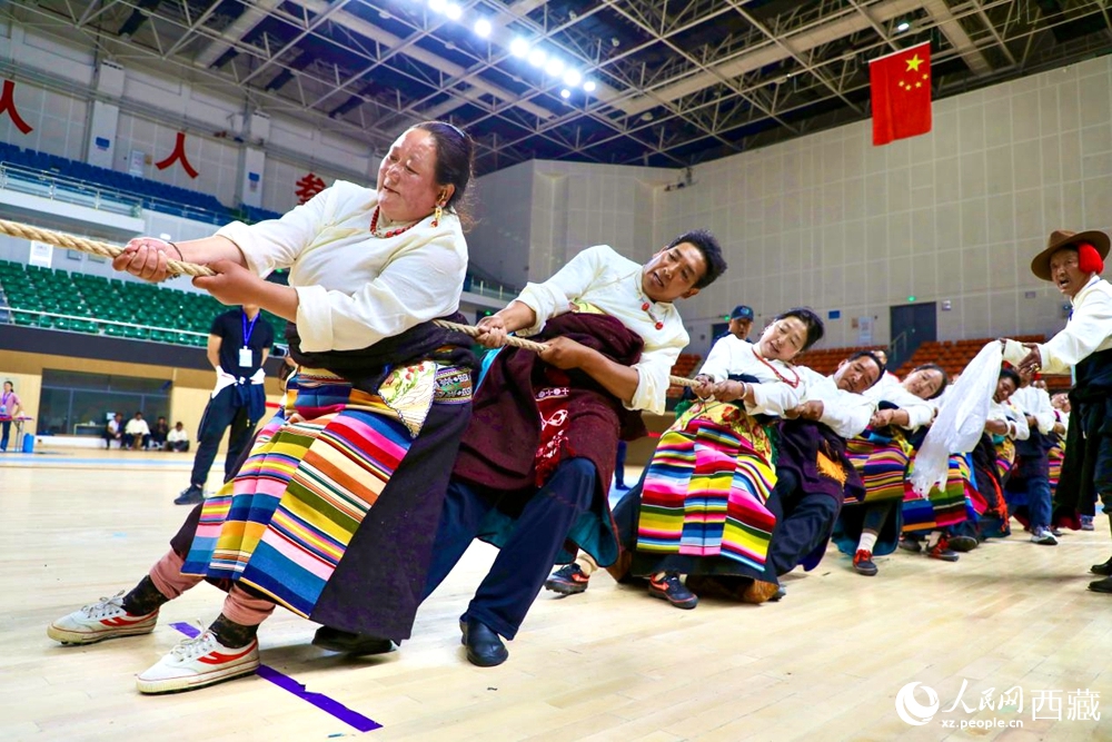 身著民族服裝的農(nóng)牧民選手在拔河比賽現(xiàn)場(chǎng)。
