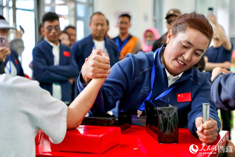 拉薩首屆農(nóng)牧民運(yùn)動(dòng)會(huì)上的掰手腕比賽現(xiàn)場(chǎng)。