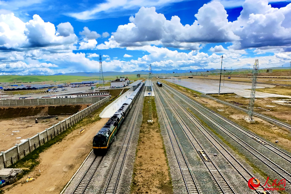 Z166次列車(chē)駛向那曲站。人民網(wǎng)記者 趙晨攝