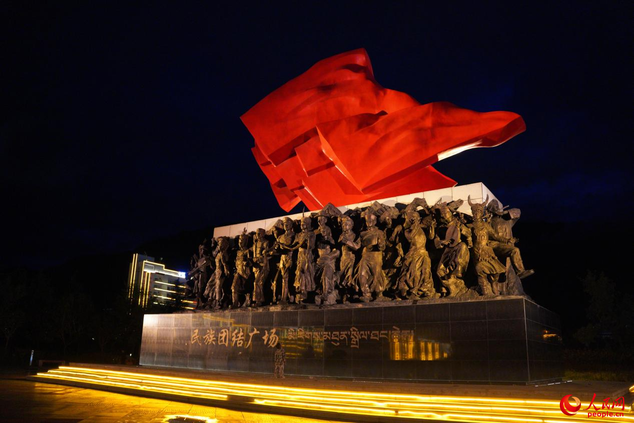 西藏林芝市民族團(tuán)結(jié)廣場上的標(biāo)志性雕塑。人民網(wǎng)記者 趙晨攝