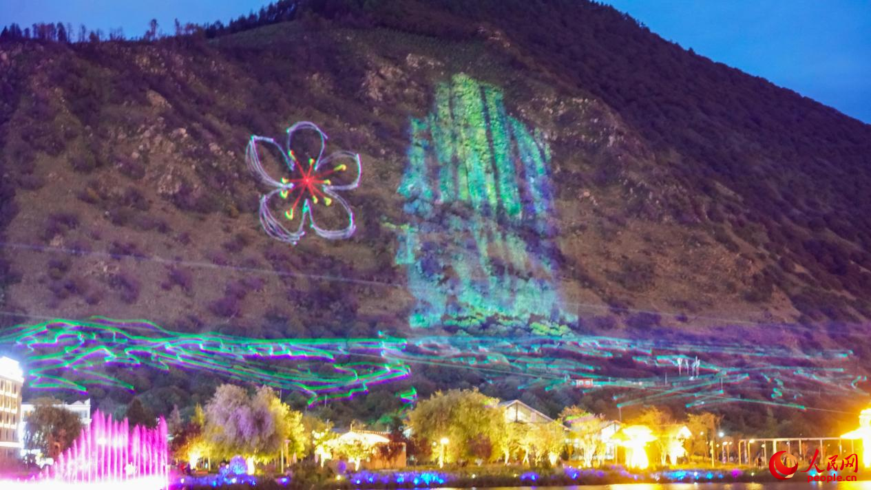 西藏林芝市民族團(tuán)結(jié)廣場燈光秀舞動(dòng)。人民網(wǎng)記者 趙晨攝