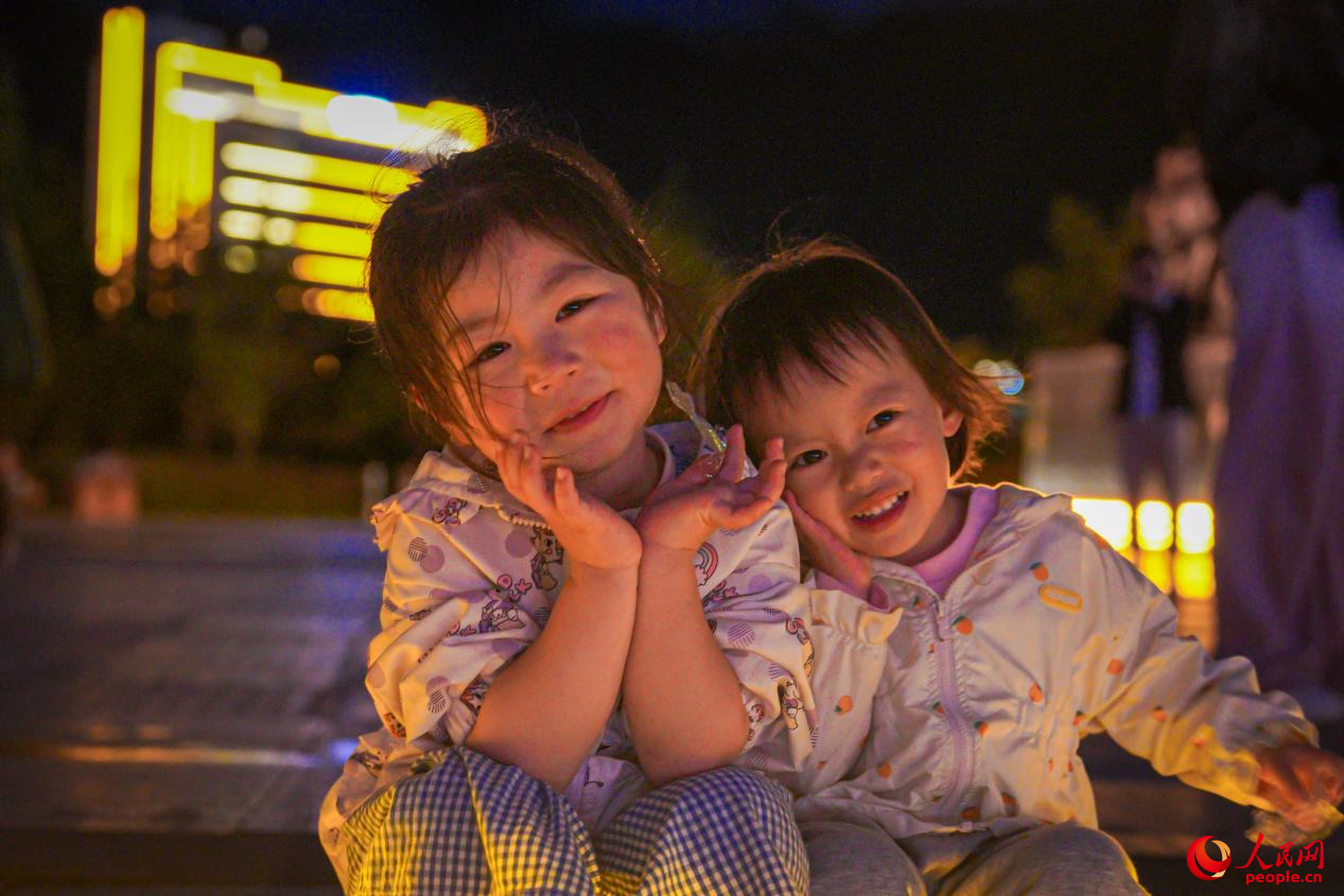 西藏林芝市民族團(tuán)結(jié)廣場上的兒童。人民網(wǎng)記者 趙晨攝