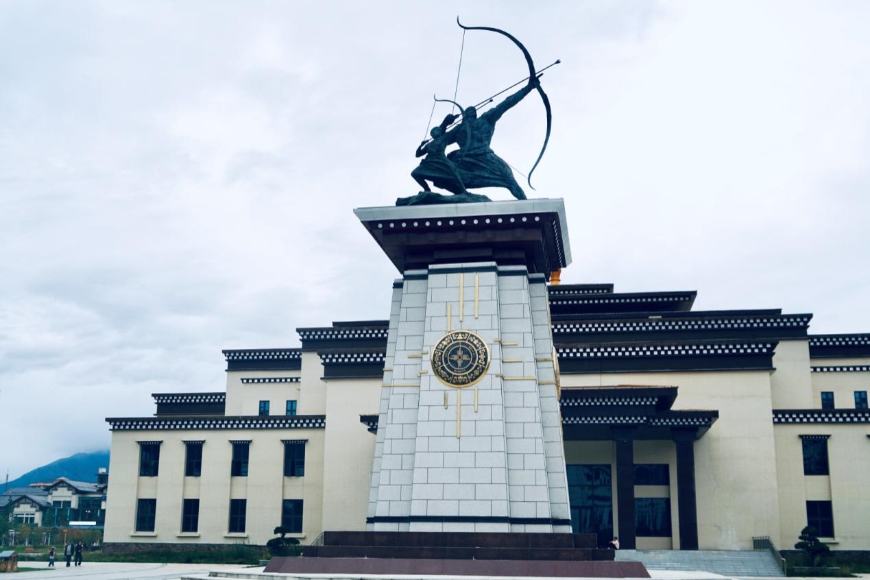 工布公園里的城市地標(biāo)雕塑——畢秀之子。人民網(wǎng)記者 益西康珠攝