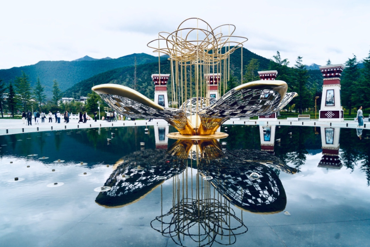 工布公園里的桃花主題雕塑——萬(wàn)樹(shù)桃花。人民網(wǎng)記者 益西康珠攝