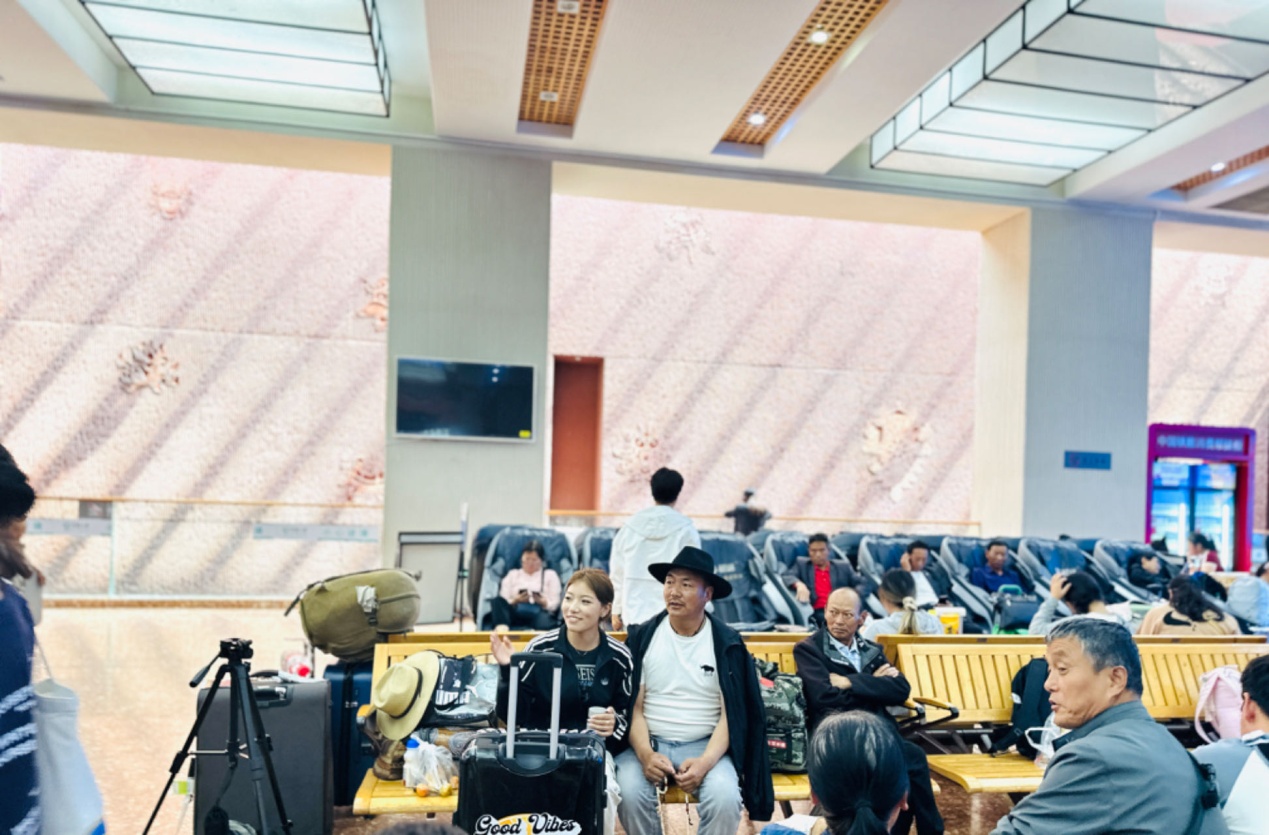 在拉薩火車站候車廳等候列車的乘客。人民網(wǎng)記者 益西康珠攝