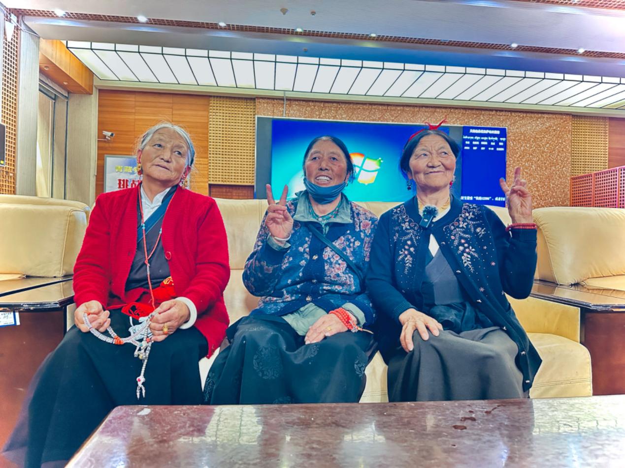 來自四川甘孜的三位阿媽在拉薩火車站等候前往青海西寧的列車。人民網(wǎng)記者 益西康珠攝