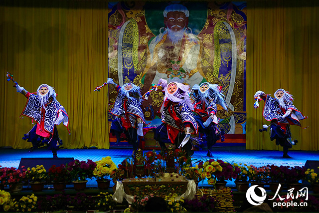 扎西曲登社區(qū)藏戲表演。人民網(wǎng)記者 次仁羅布攝