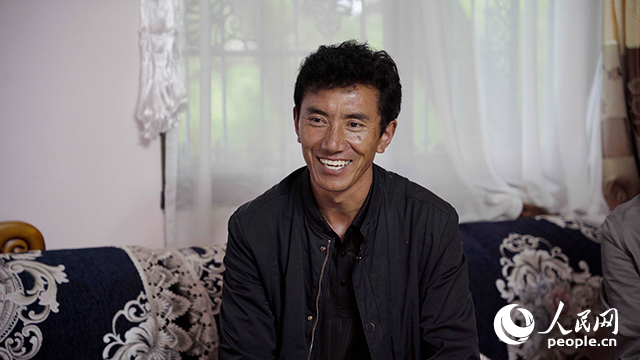 嘎拉村村民達(dá)瓦堅(jiān)參聊起孩子們滿臉自豪。人民網(wǎng)記者 趙晨攝