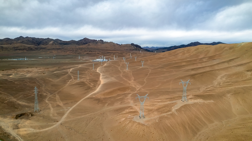 阿里地區(qū)首套電網(wǎng)側(cè)帶超容構(gòu)網(wǎng)型SVG工程全景。趙清鵬攝