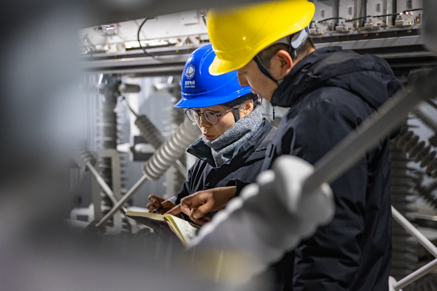 阿里地區(qū)首套電網(wǎng)側(cè)帶超容構(gòu)網(wǎng)型SVG工程現(xiàn)場(chǎng)工作人員正在進(jìn)行投運(yùn)前設(shè)備位置檢查。趙清鵬攝