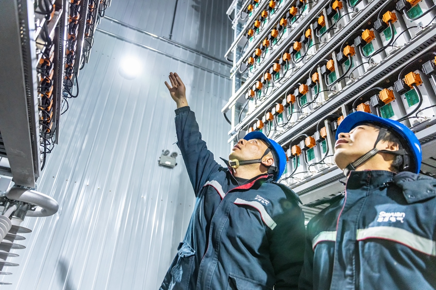 阿里地區(qū)首套電網(wǎng)側(cè)帶超容構(gòu)網(wǎng)型SVG工程現(xiàn)場(chǎng)工作人員正在進(jìn)行投運(yùn)前設(shè)備狀態(tài)檢查。趙清鵬攝