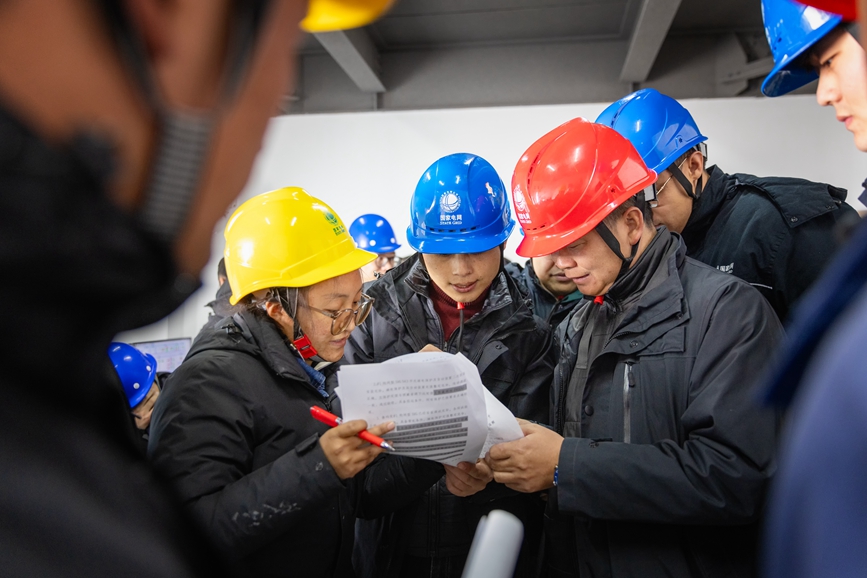 阿里地區(qū)首套電網(wǎng)側(cè)帶超容構(gòu)網(wǎng)型SVG工程現(xiàn)場(chǎng)運(yùn)維人員正在進(jìn)行投運(yùn)操作。趙清鵬攝