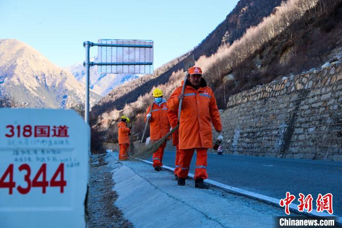 西藏林芝：川藏線上護路工人忙保通