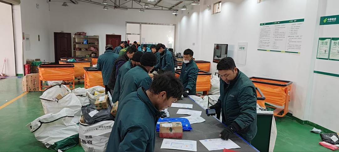 西藏拉薩城東營業(yè)部分揀員正在傳送帶分揀。旦增攝